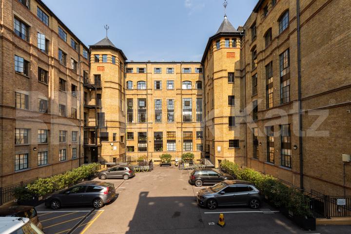 A large and spacious open plan studio within a warehouse convertion Springfield House lofts - Tyssen Street, Dalston / Haggerston